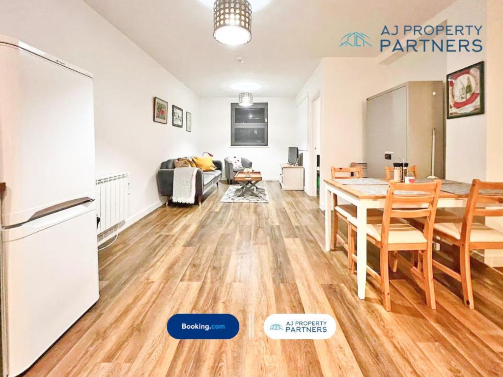 Premium Offer L Last-Minute Escape L Aj Properties L High Street Cheltenham L Parking L Ideal For Short Or Long Stays - Town Centre Apartment, 4 Beds, 1 Bathroom Exterior foto
