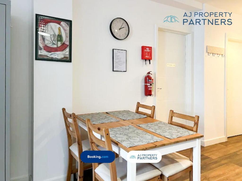 Premium Offer L Last-Minute Escape L Aj Properties L High Street Cheltenham L Parking L Ideal For Short Or Long Stays - Town Centre Apartment, 4 Beds, 1 Bathroom Exterior foto
