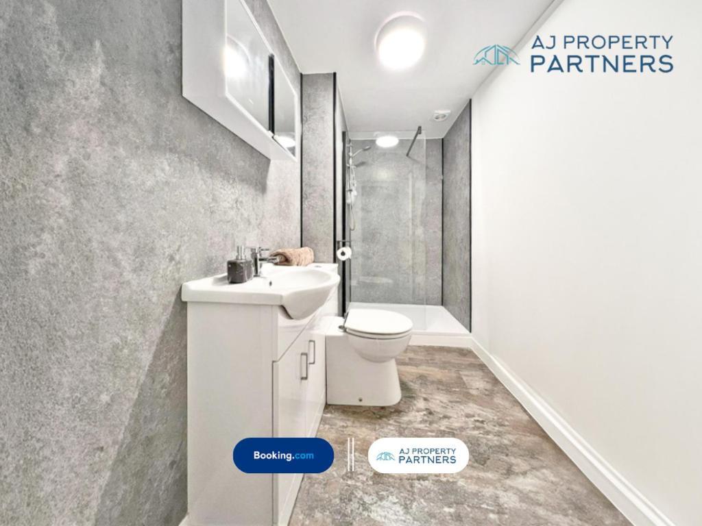 Premium Offer L Last-Minute Escape L Aj Properties L High Street Cheltenham L Parking L Ideal For Short Or Long Stays - Town Centre Apartment, 4 Beds, 1 Bathroom Exterior foto