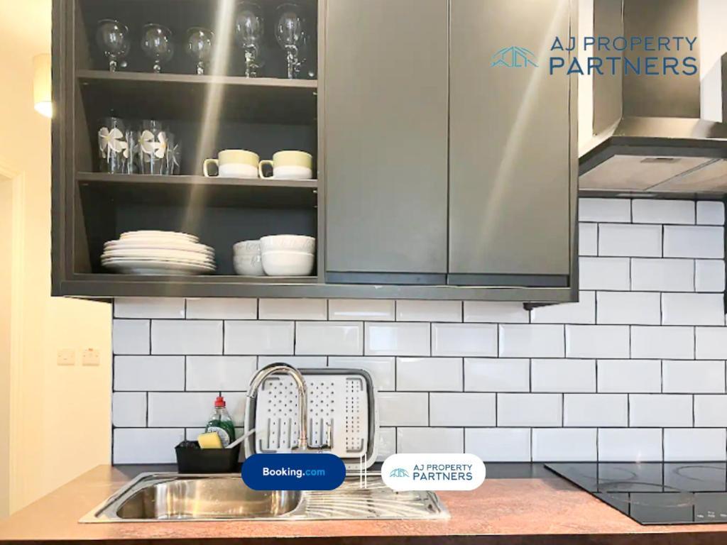 Premium Offer L Last-Minute Escape L Aj Properties L High Street Cheltenham L Parking L Ideal For Short Or Long Stays - Town Centre Apartment, 4 Beds, 1 Bathroom Exterior foto